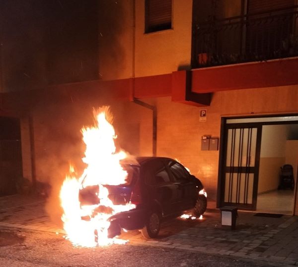 SPEZZANO ALBANESE INCENDIATA AUTO DELL AVVOCATO PETRONE Radio Azzurra FM